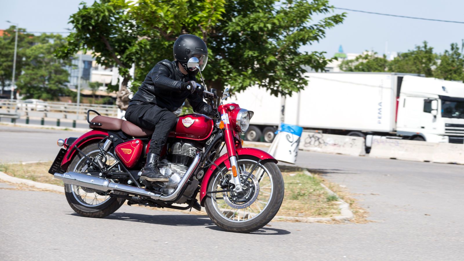 Η οδήγηση είναι παράδειγμα ευκολίας, μιας που, παρά το χαμηλό και φαρδύ τιμόνι, πλαγιάζει πολύ εύκολα και μένει σταθερή στην πορεία της