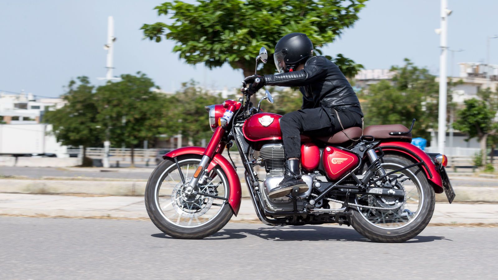 Tο στενό της πλάτος την κάνει ιδανική για διήθηση και μόνη προσοχή χρειάζεται το τιμόνι, που είναι στο ίδιο ύψος με τους καθρέφτες των αυτοκινήτων