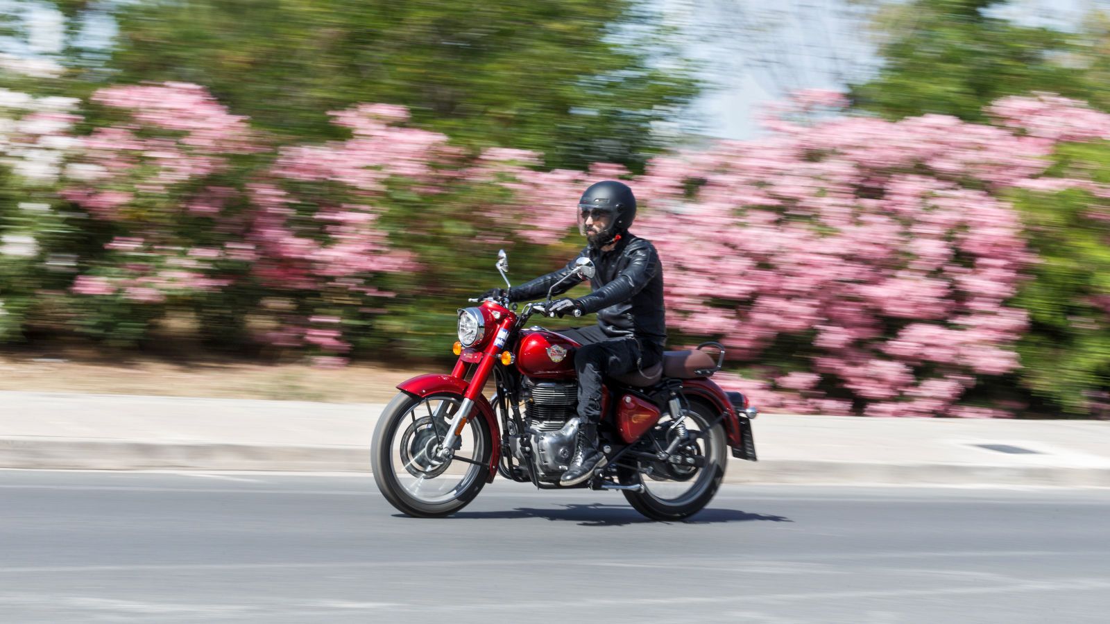 Όσο για τις ευθείες, η Classic 350 τις ...καταπίνει αργά και σταθερά σαν να τις απολαμβάνει