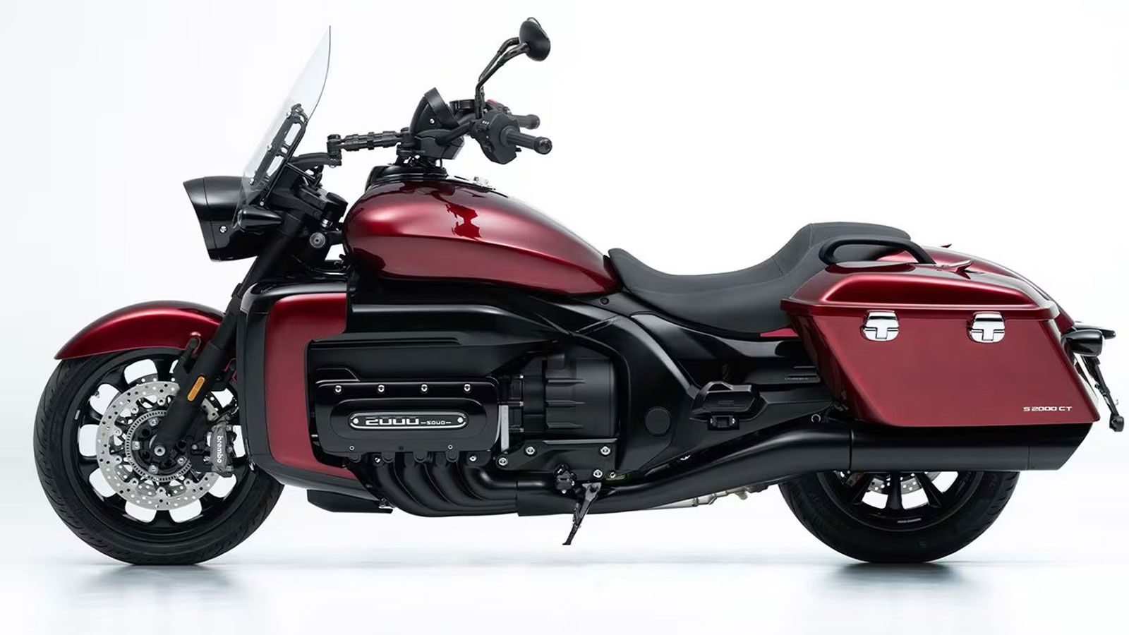 Το Souo S2000CT βασίζεται σε ένα χυτό αλουμινένιο πλαίσιο που αγκαλιάζει τον ογκώδη κινητήρα, προσφέροντας ακαμψία και χαμηλό βάρος σε σχέση με το μέγ