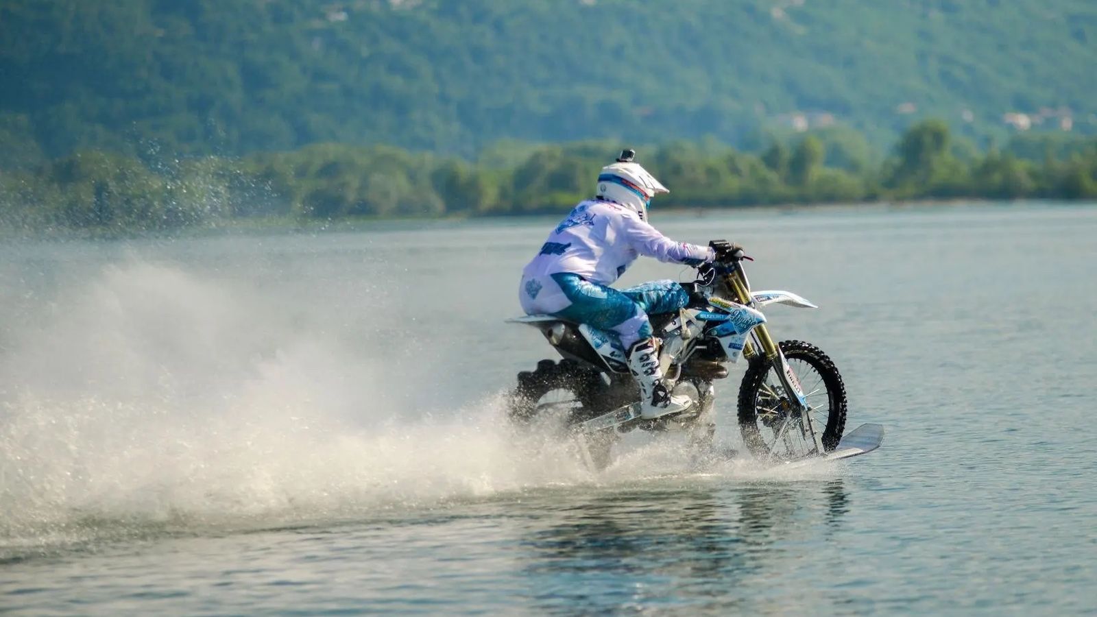 O Luca Colombo διασχίζει τη λίμνη Como με ...χωμάτινη Suzuki!
