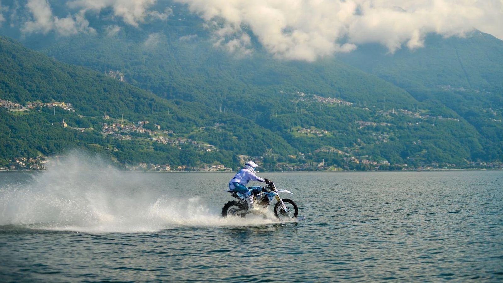 Από μακριά φαίνεται σαν να οδηγεί πάνω στο νερό.