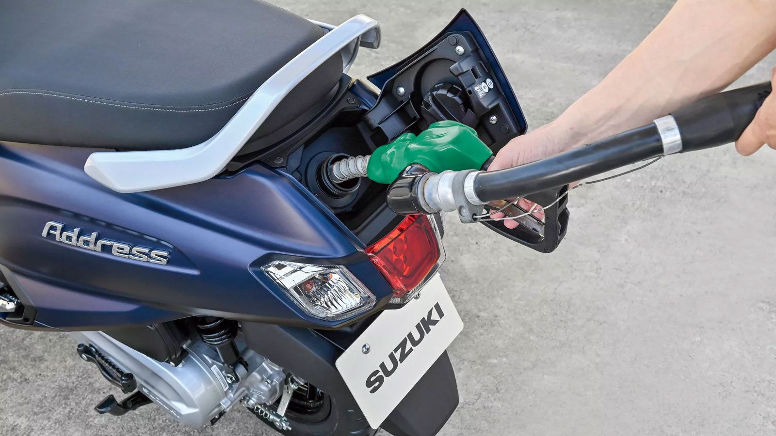 Η πίσω ανάρτηση έχει επανατοποθετηθεί, δημιουργώντας χώρο για μεγαλύτερο ρεζερβουάρ 5,3 λίτρων το οποίο γεμίζει από το πίσω μέρος του scooter και ευρύ