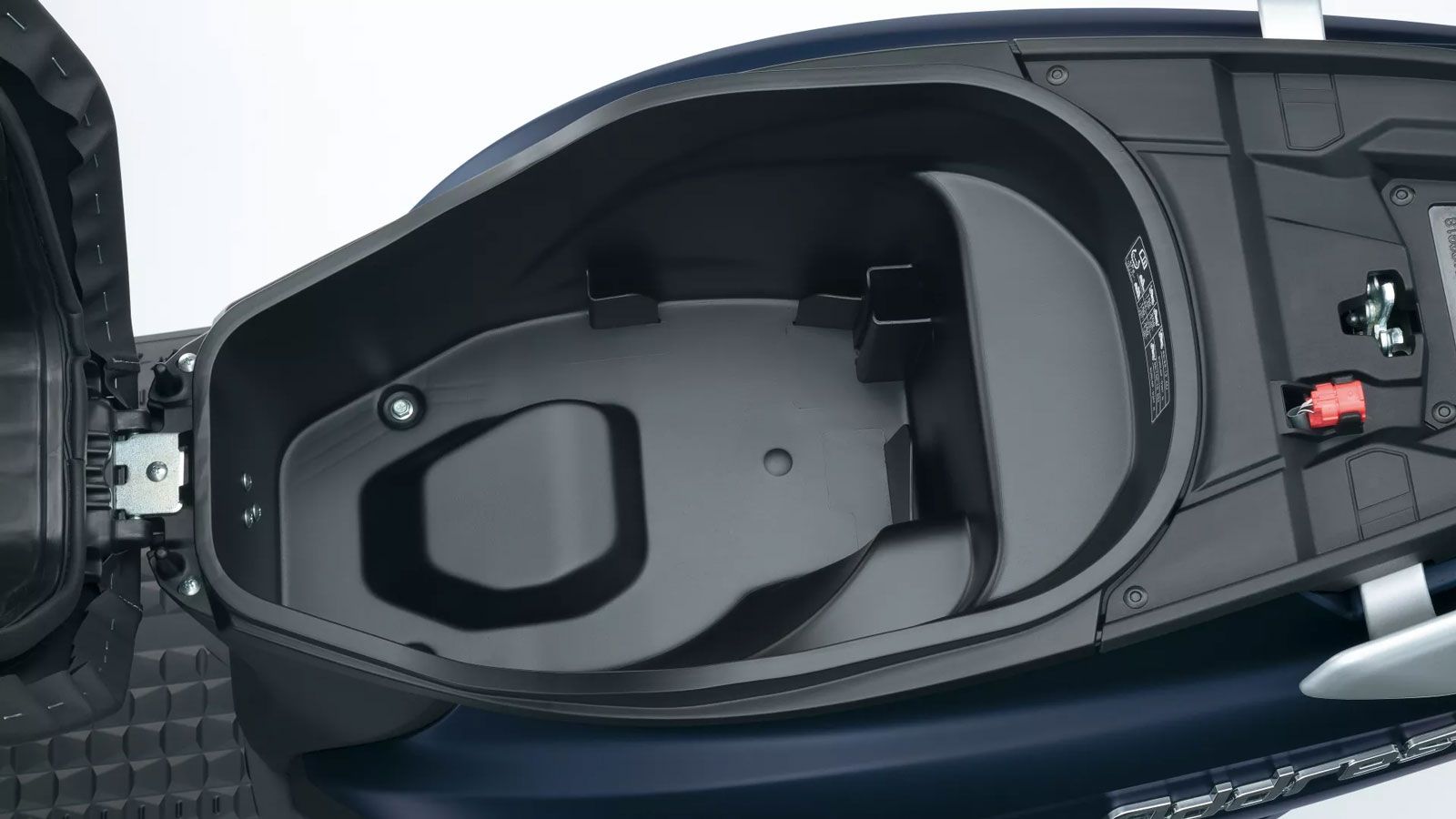 Ο αποθηκευτικός χώρος κάτω από τη σέλα αυξήθηκε στα 24,4 λίτρα, επαρκής για κράνος ή τσάντα, ενώ υπάρχουν και γάντζοι για τσάντες και κράνη.
