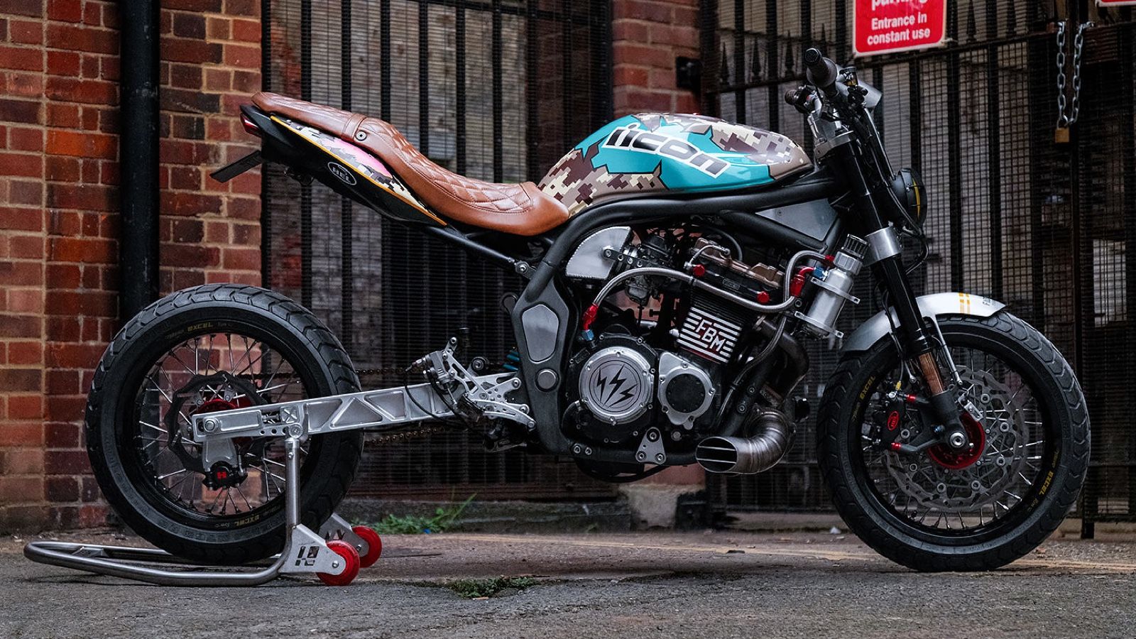 Αγνώριστη Bandit με turbo και πάνω από 200 άλογα που λιώνει λάστιχα για την πλάκα της