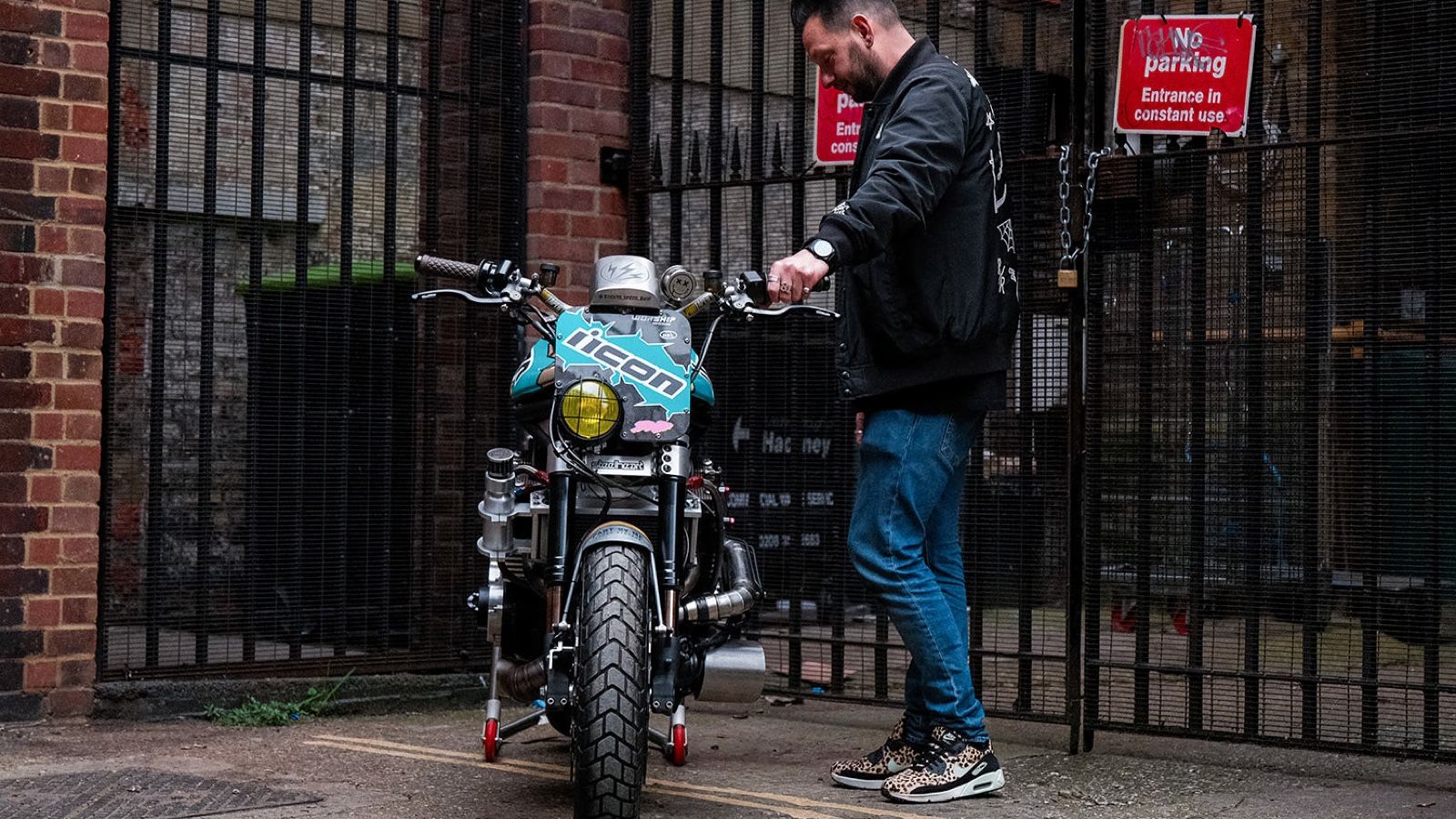 Αγνώριστη Bandit με turbo και πάνω από 200 άλογα που λιώνει λάστιχα για την πλάκα της