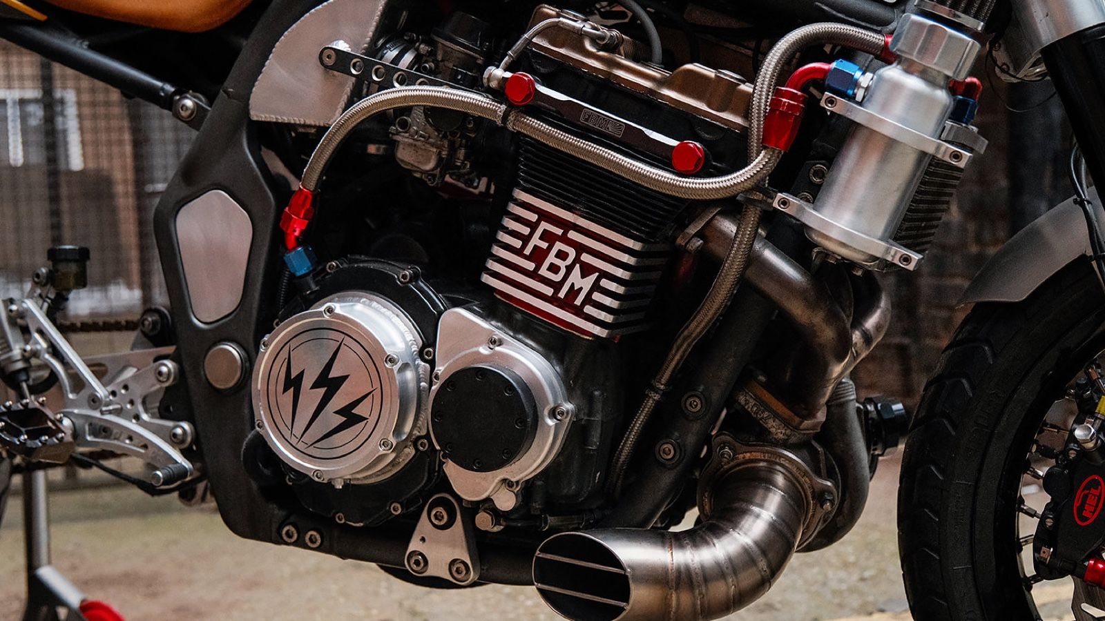 Αγνώριστη Bandit με turbo και πάνω από 200 άλογα που λιώνει λάστιχα για την πλάκα της