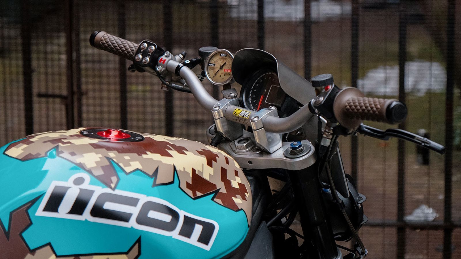 Αγνώριστη Bandit με turbo και πάνω από 200 άλογα που λιώνει λάστιχα για την πλάκα της