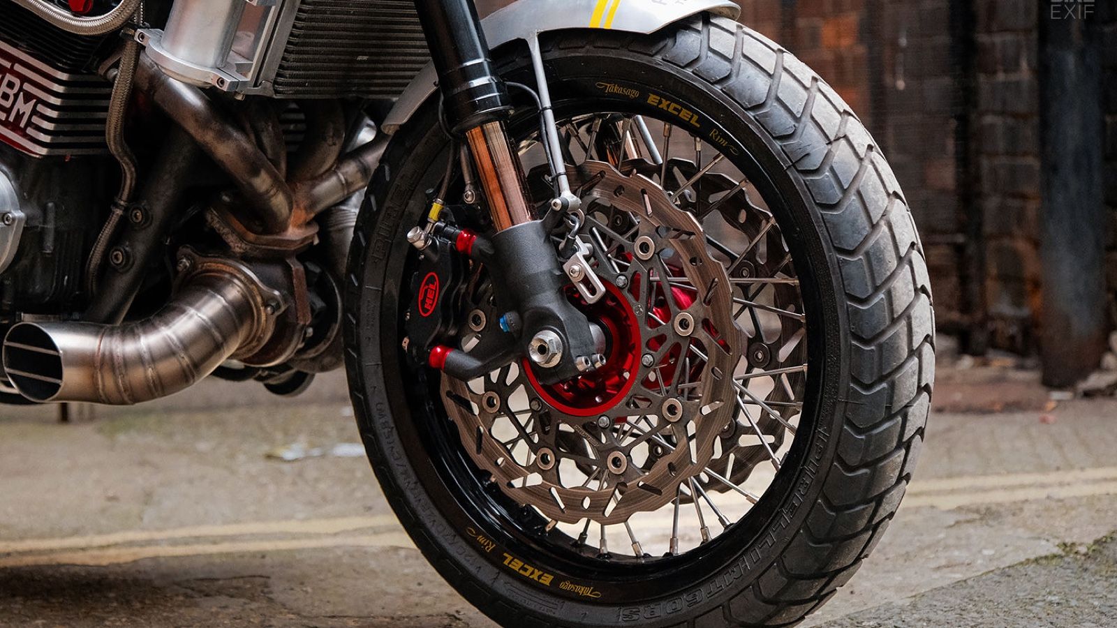 Αγνώριστη Bandit με turbo και πάνω από 200 άλογα που λιώνει λάστιχα για την πλάκα της