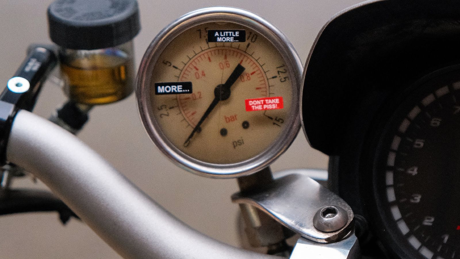 Αγνώριστη Bandit με turbo και πάνω από 200 άλογα που λιώνει λάστιχα για την πλάκα της