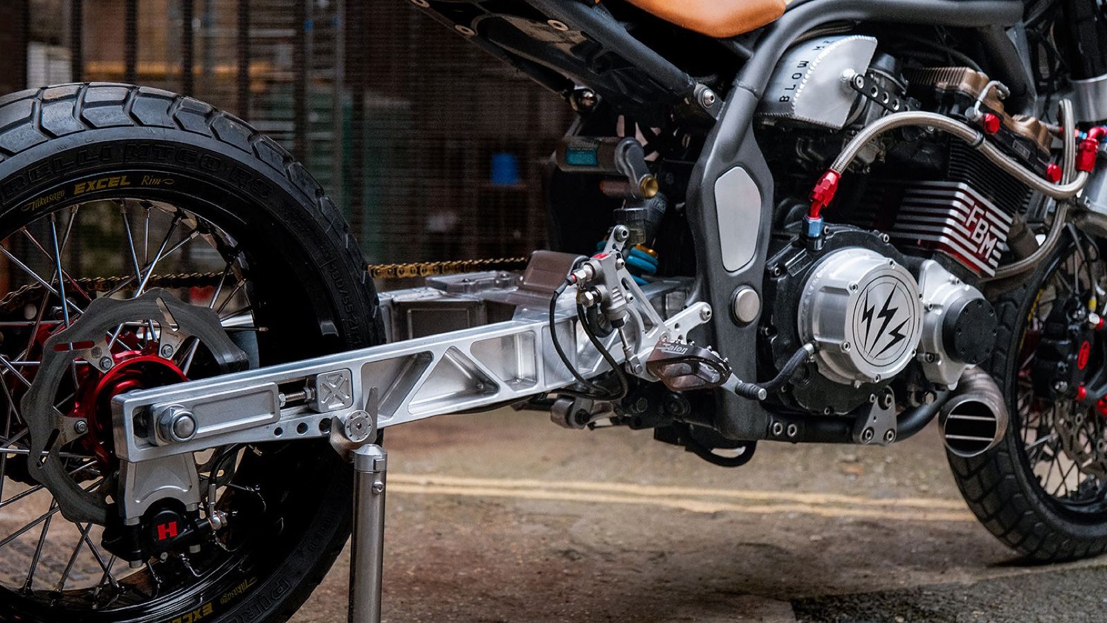 Αγνώριστη Bandit με turbo και πάνω από 200 άλογα που λιώνει λάστιχα για την πλάκα της