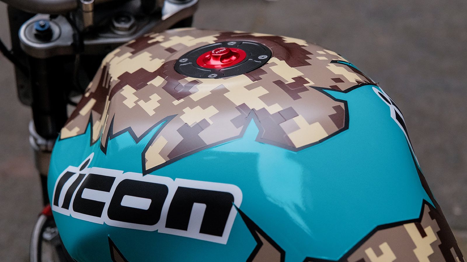 Αγνώριστη Bandit με turbo και πάνω από 200 άλογα που λιώνει λάστιχα για την πλάκα της