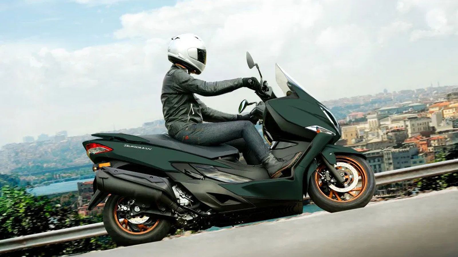 Το Suzuki Burgman 400 για το 2025 δεν φέρνει τεχνικές αλλαγές, αλλά ανανεώνει την εμφάνισή του με τρία νέα χρώματα.