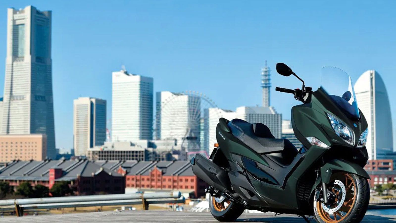 Η πιο ξεχωριστή είναι η περλέ ματ σκιά πράσινου, που συνδυάζεται με χρυσούς τροχούς και μαύρες λεπτομέρειες