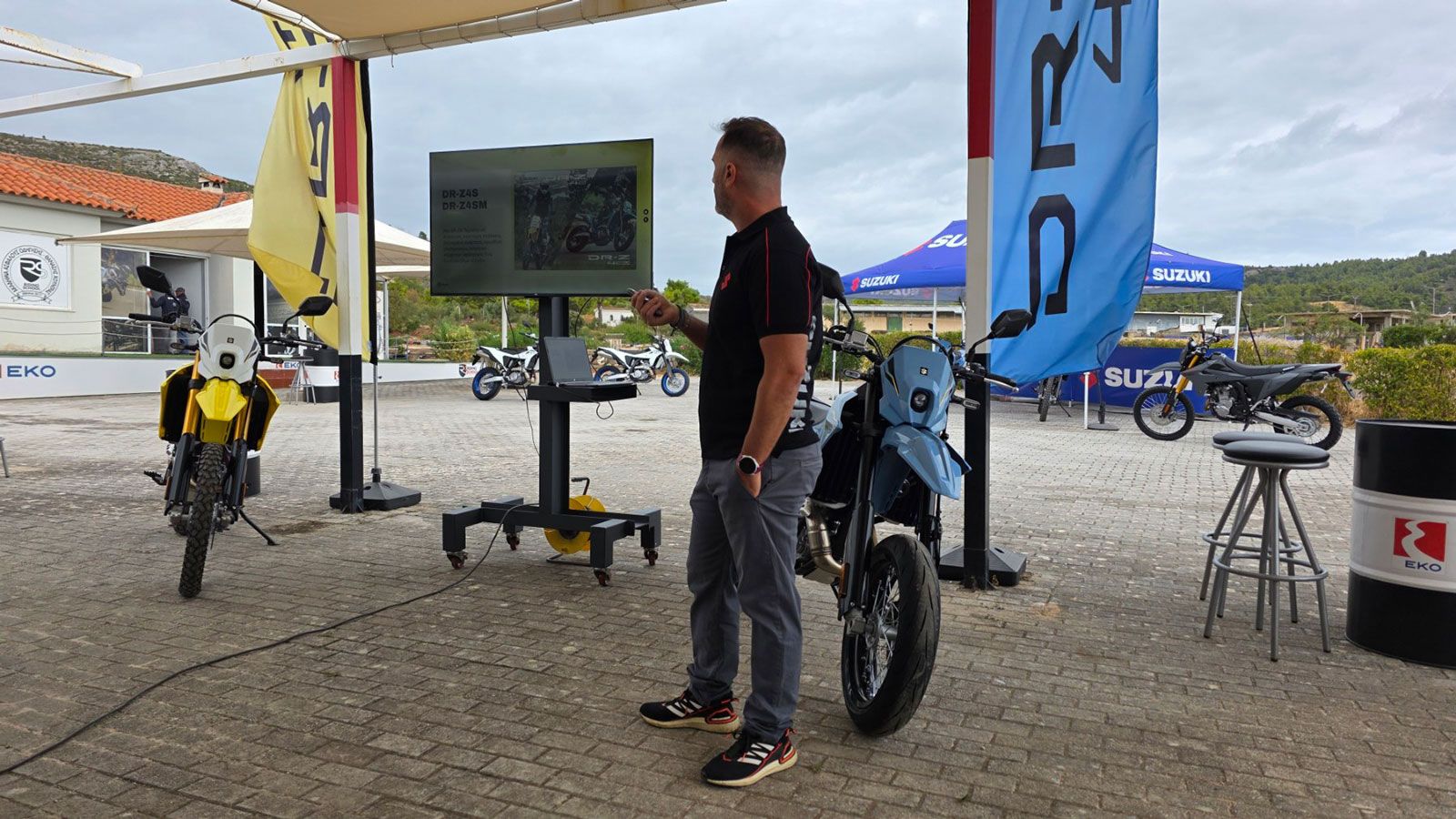 Οι νέες DR-Z4S (enduro) και DR-Z4SM (supermoto) για το 2025 μοιράζονται έναν μονοκύλινδρο, υγρόψυκτο κινητήρα 398 κυβικών, που αποδίδει 38 ίππους και 