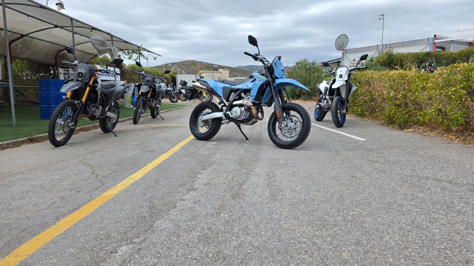 Βρεθήκαμε σήμερα στην Πανελλήνια δημοσιογραφική παρουσίαση της Suzuki Moto Greece για να γνωρίσουμε και να έχουμε μια πρώτη οδηγική επαφή με τα ολοκαί