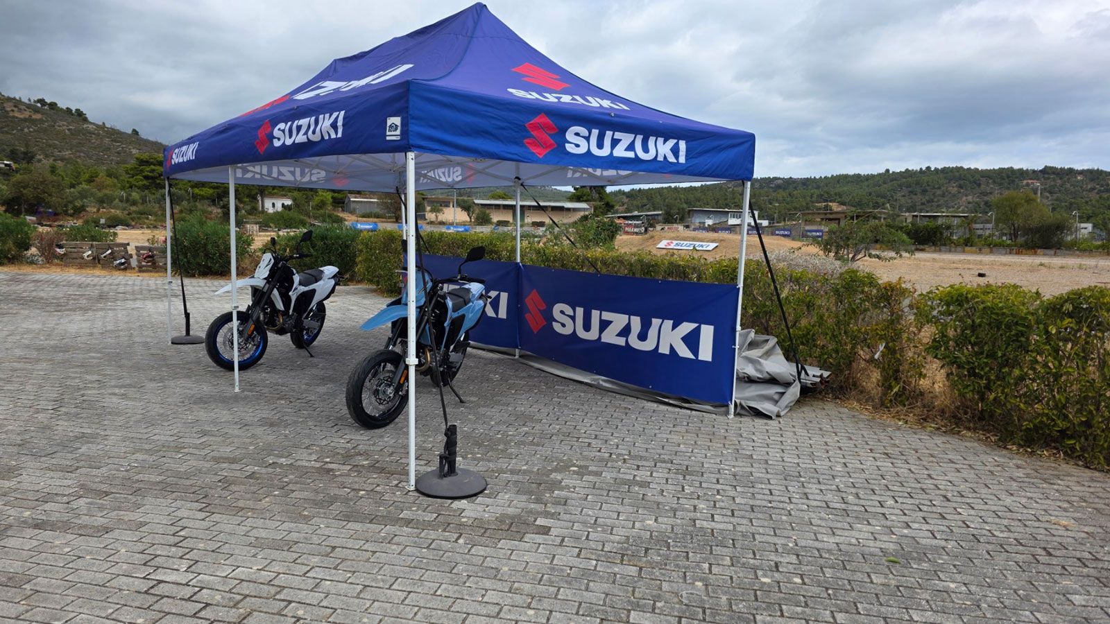 Η Suzuki επέλεξε τη συγκεκριμένη τοποθεσία επειδή έχει πιστάκι με άσφαλτο αλλά και χώμα, δημιουργώντας τις κατάλληλες συνθήκες ώστε τα δύο μοντέλα να 