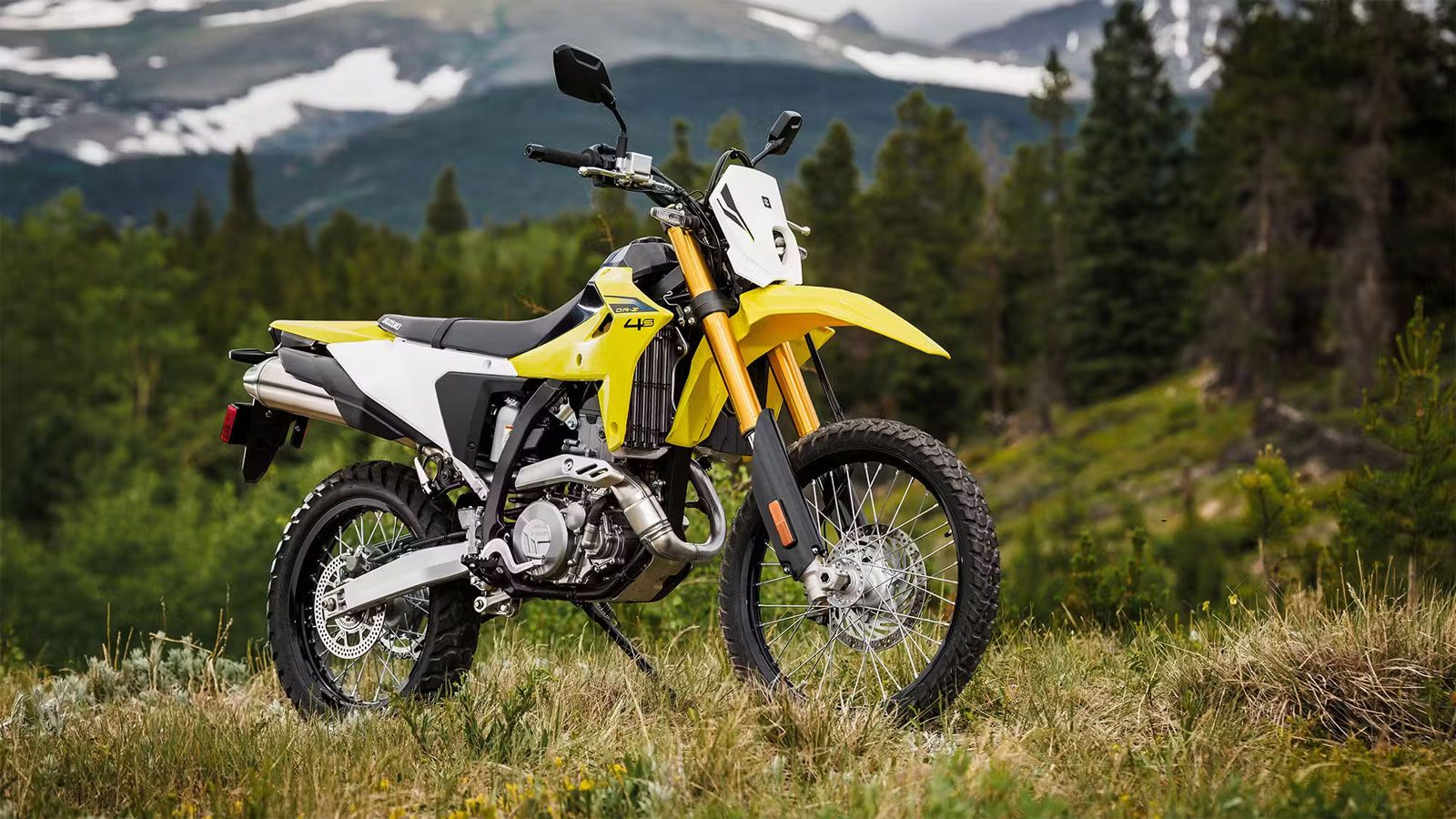 Και τα δύο μοιράζονται έναν μονοκύλινδρο, υγρόψυκτο κινητήρα 398 κυβικών, που αποδίδει 38 ίππους και 37 Nm ροπής, όντας απόλυτα συμβατός με το δίπλωμα