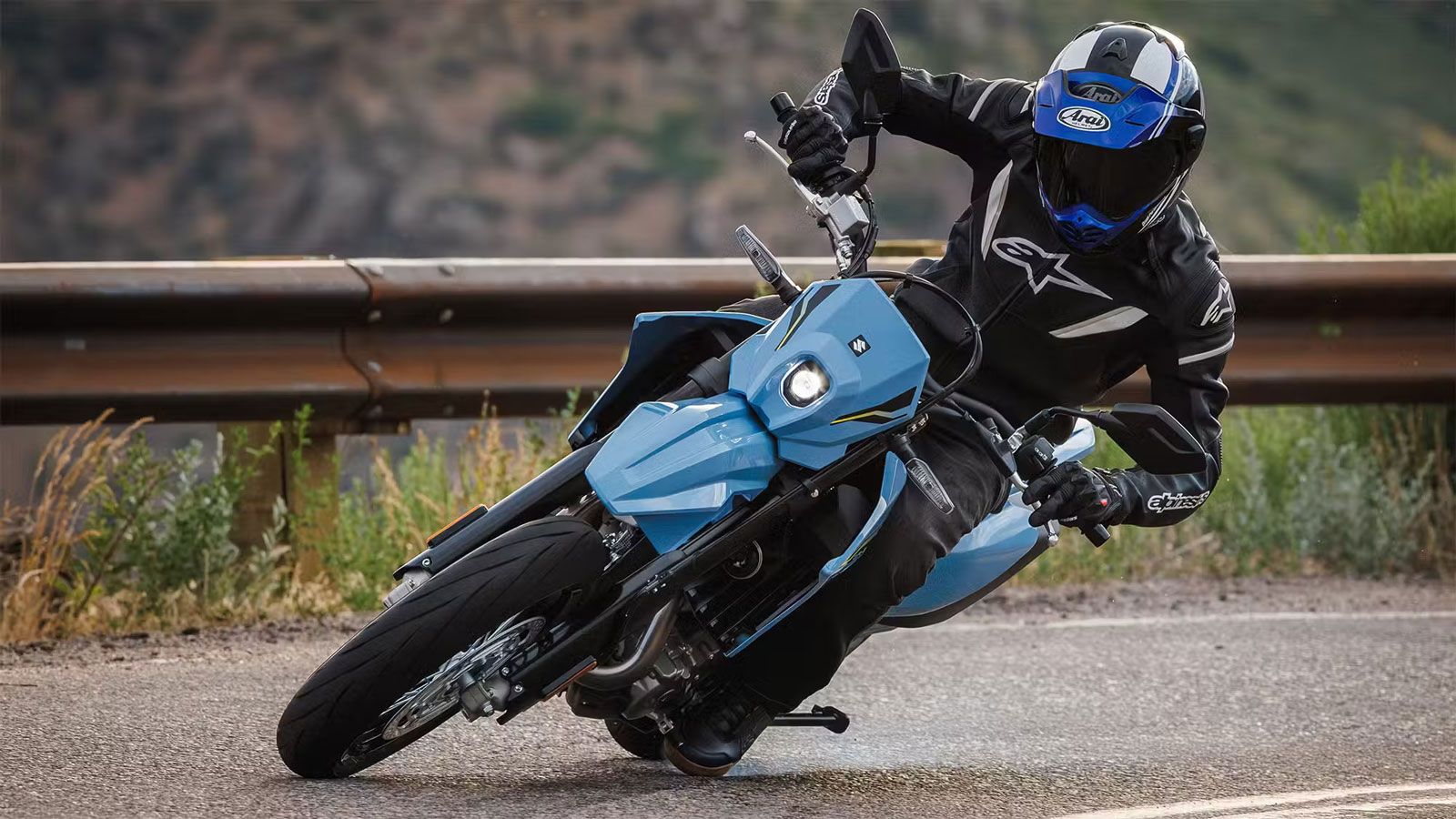 Και στις δύο εκδόσεις, χρησιμοποιείται ρυθμιζόμενο ανεστραμμένο πιρούνι KYB εμπρός και μοχλικός αποσβεστήρας πίσω, με διαδρομές άνω των 200mm – 