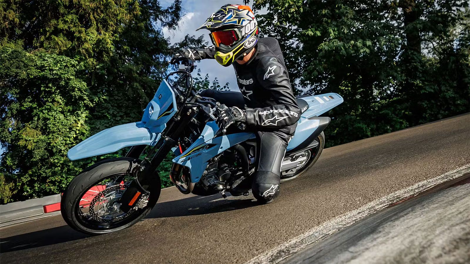 Παρά την προσθήκη τεχνολογιών, τα βάρη παραμένουν εξαιρετικά χαμηλά: 151 κιλά για την DR-Z4S και 154 κιλά για την DR-Z4SM, με γεμάτο ρεζερβουάρ 8,7 λί