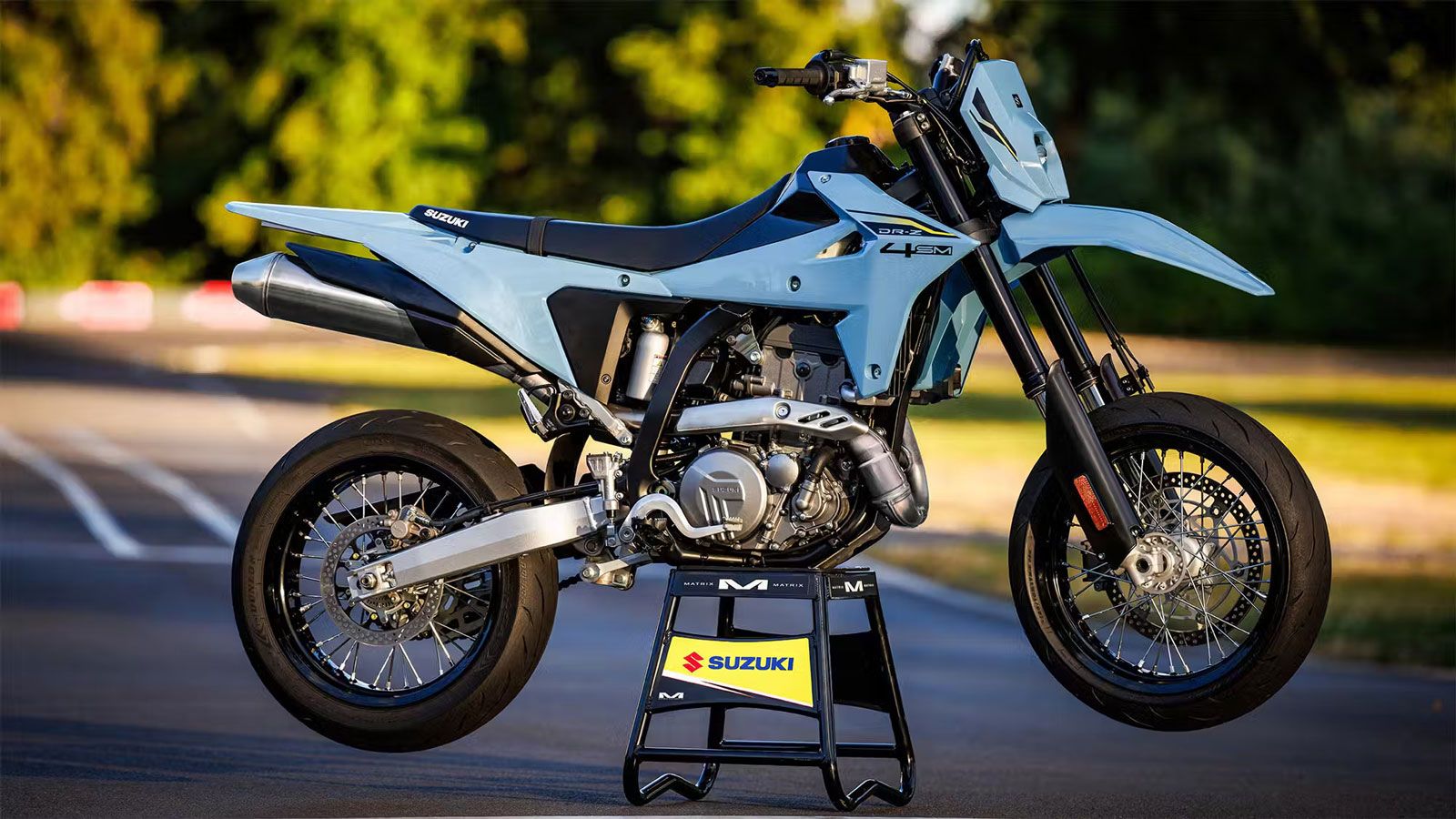 Τα χρώματα είναι επίσης ξεχωριστά για κάθε έκδοση: η DR-Z4S έρχεται σε κίτρινο ή γκρι, ενώ η DR-Z4SM σε γκρι ή λευκό. Στη Γερμανία έχουν ανακοινωθεί π