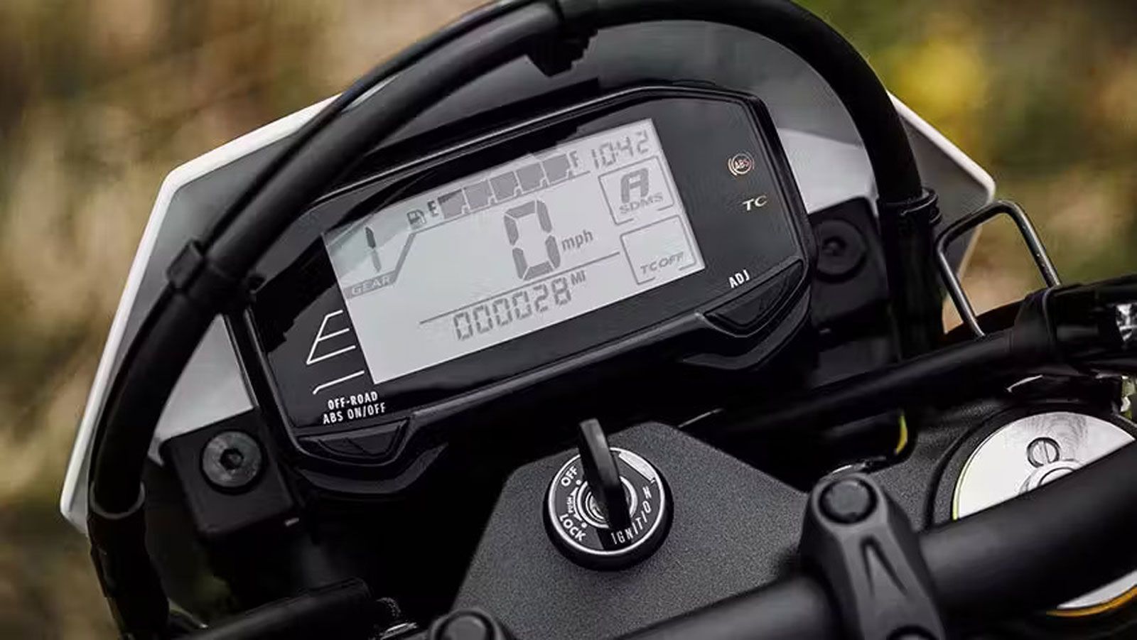 Ο φωτισμός είναι full LED, με νέα μάσκα και φώτα ημέρας, ενώ η ψηφιακή LCD οθόνη παρέχει όλες τις απαραίτητες ενδείξεις με ευκρίνεια και μοντέρνα αισθ