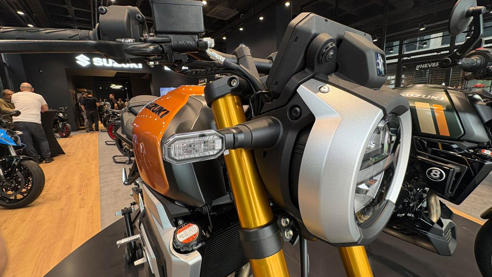 Η GSX-8T στοχεύει σε όσους αγαπούν το ρετρό γυμνό look, με νέο στρογγυλό LED προβολέα που ενσωματώνει μοντέρνες λωρίδες φωτισμού και φινίρισμα που θυμ