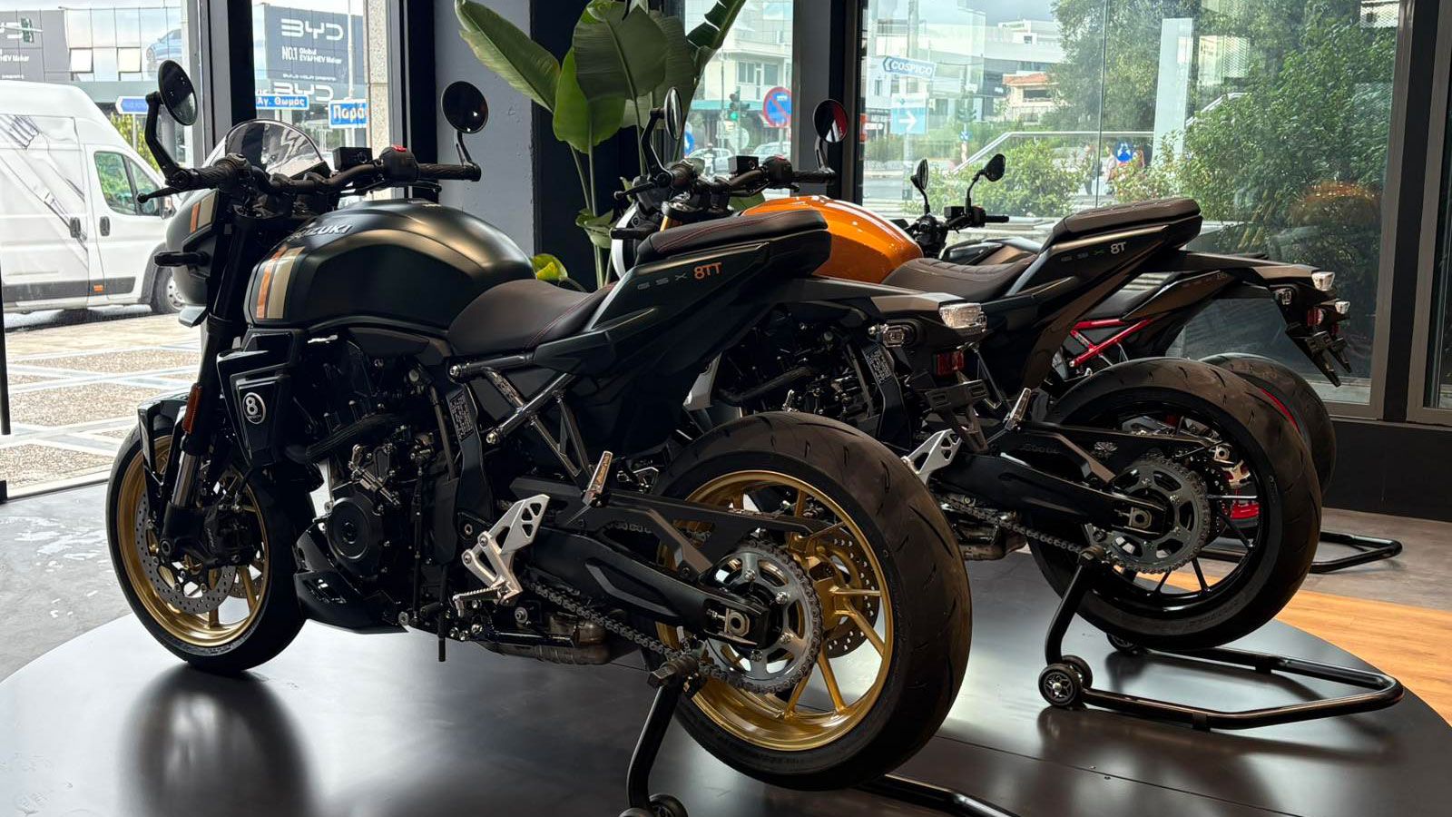 Το πλαίσιο είναι ατσάλινο twin-spar με ξεχωριστό υποπλαίσιο, ενώ η εμφάνιση απογειώνεται με ρεζερβουάρ 16,5 λίτρων, καθρέφτες bar-end και ξεχωριστά φι