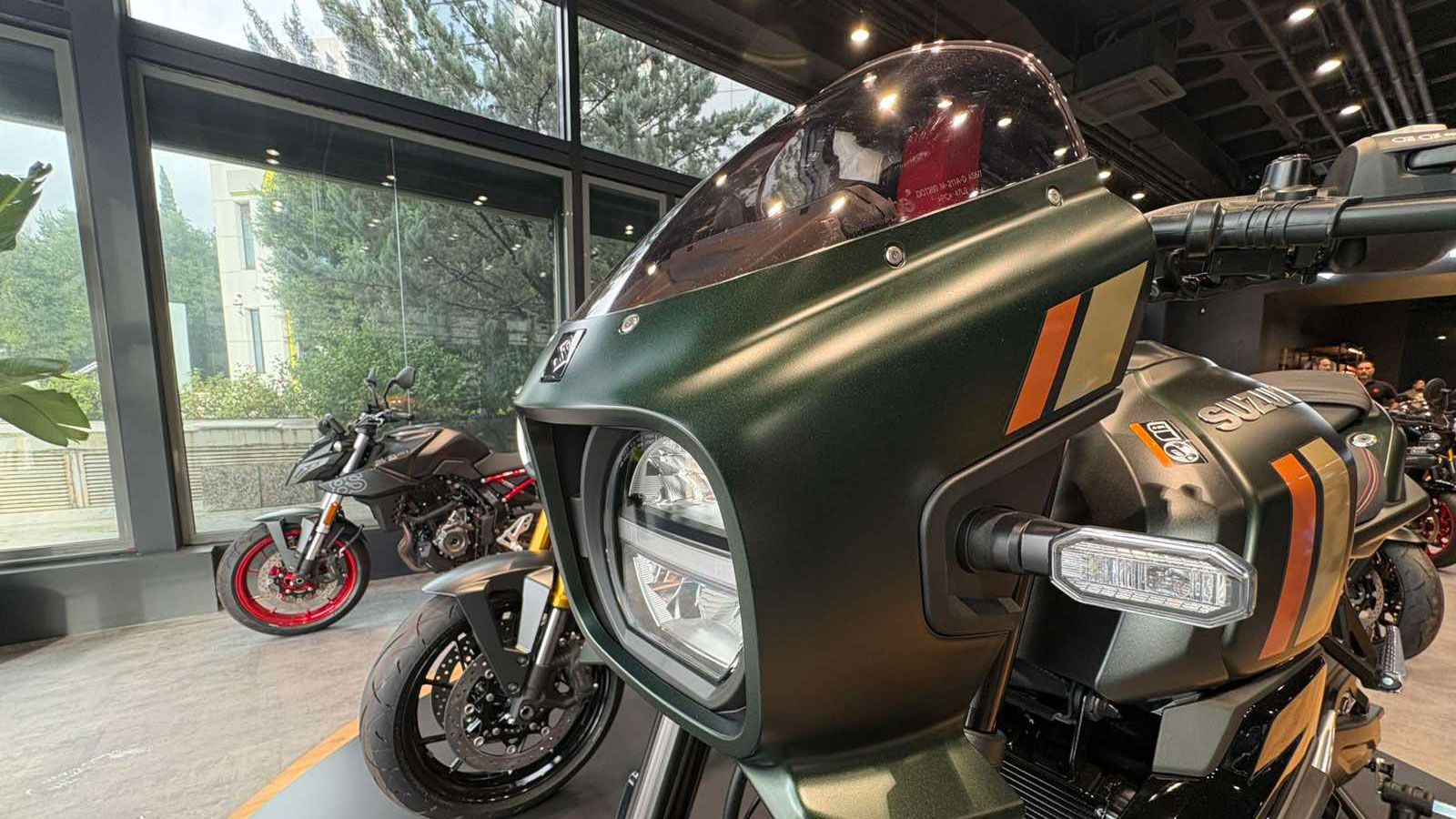 Η GSX-8TT βασίζεται στην ίδια πλατφόρμα, αλλά με περισσότερα vintage αγωνιστικά στοιχεία.