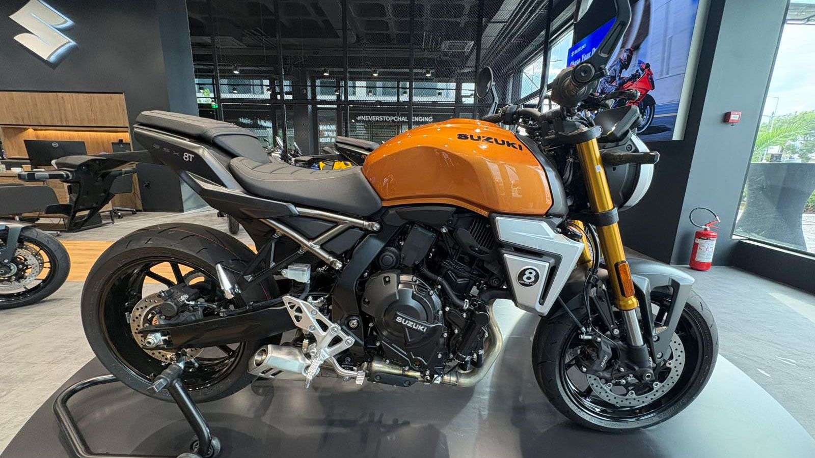 Η εργονομία παραμένει φιλική για καθημερινή χρήση με upright θέση οδήγησης και ρετρό πινελιές που δεν κάνουν καμία έκπτωση σε λειτουργικότητα και εξοπ