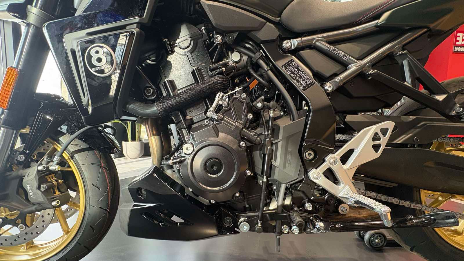 Τα δύο νέα μοντέλα παντρεύουν το παρελθόν με το παρόν. Βασίζονται στην πλατφόρμα των 776 κυβικών της V-Strom 800 και GSX-8S/8R. Η GSX-8T εμπνέεται από