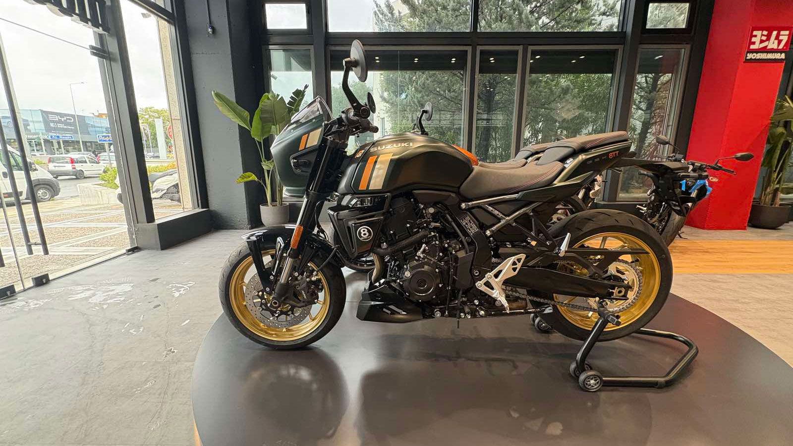 Οι χρωματικές επιλογές με κόκκινες ή χρυσές ζάντες και ρίγες εμπνευσμένες από τα αγωνιστικά των δεκαετιών του 70 και του 80 προσθέτουν μοναδικότητα σε