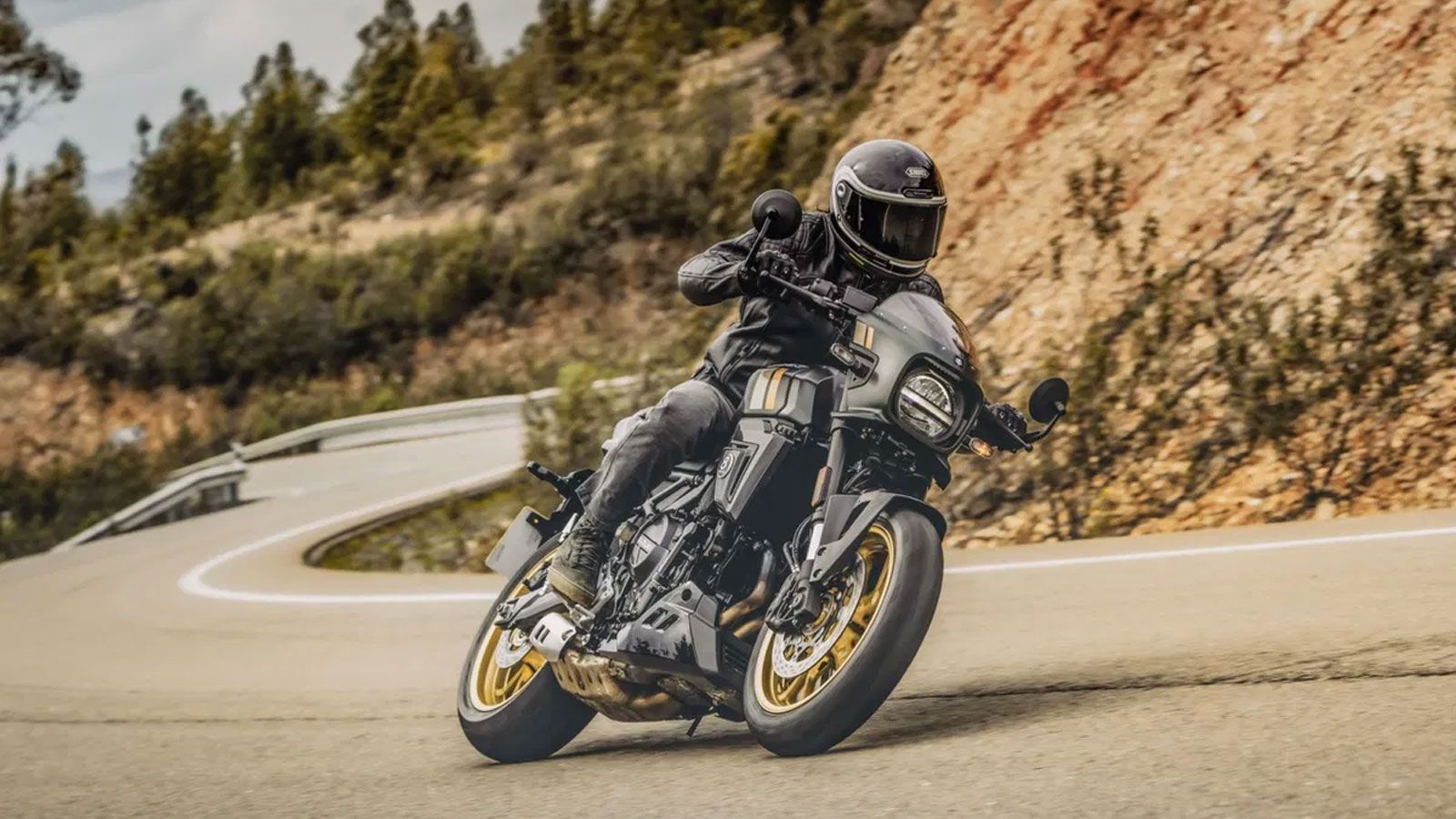 Το GSX-8T είναι η πρόταση για τους λάτρεις του ρετρό στυλ. Ο στρογγυλός προβολέας, οι καθρέφτες bar-end και η σέλα “Tuck-and-Roll” παραπέμ