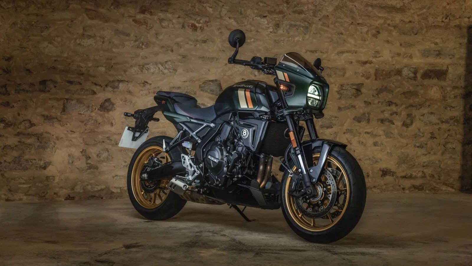 Οι αναρτήσεις περιλαμβάνουν ανεστραμμένο τηλεσκοπικό πιρούνι εμπρός και μονό αμορτισέρ πίσω με ρύθμιση προφόρτισης, ενώ στα φρένα βρίσκουμε δύο εμπρός