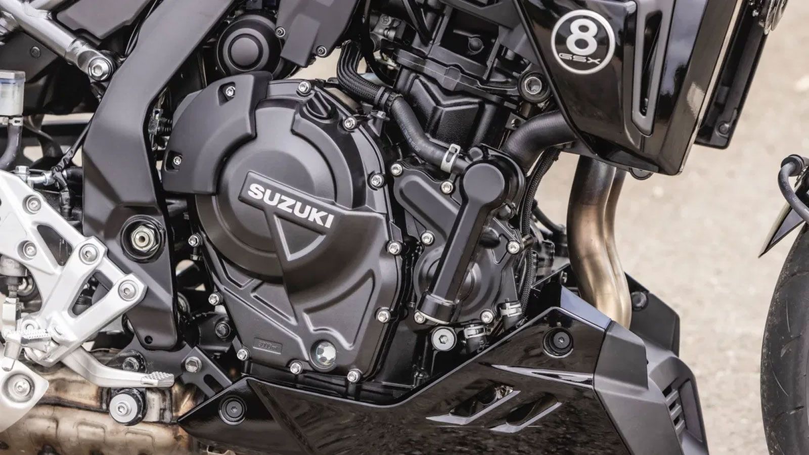 Κοινό χαρακτηριστικό των δύο είναι ο δικύλινδρος εν σειρά κινητήρας με απόδοση 80 ίππους στις 8.500 σ.α.λ. και 57 Nm ροπής στις 6.800 σ.α.λ., καθώς κα