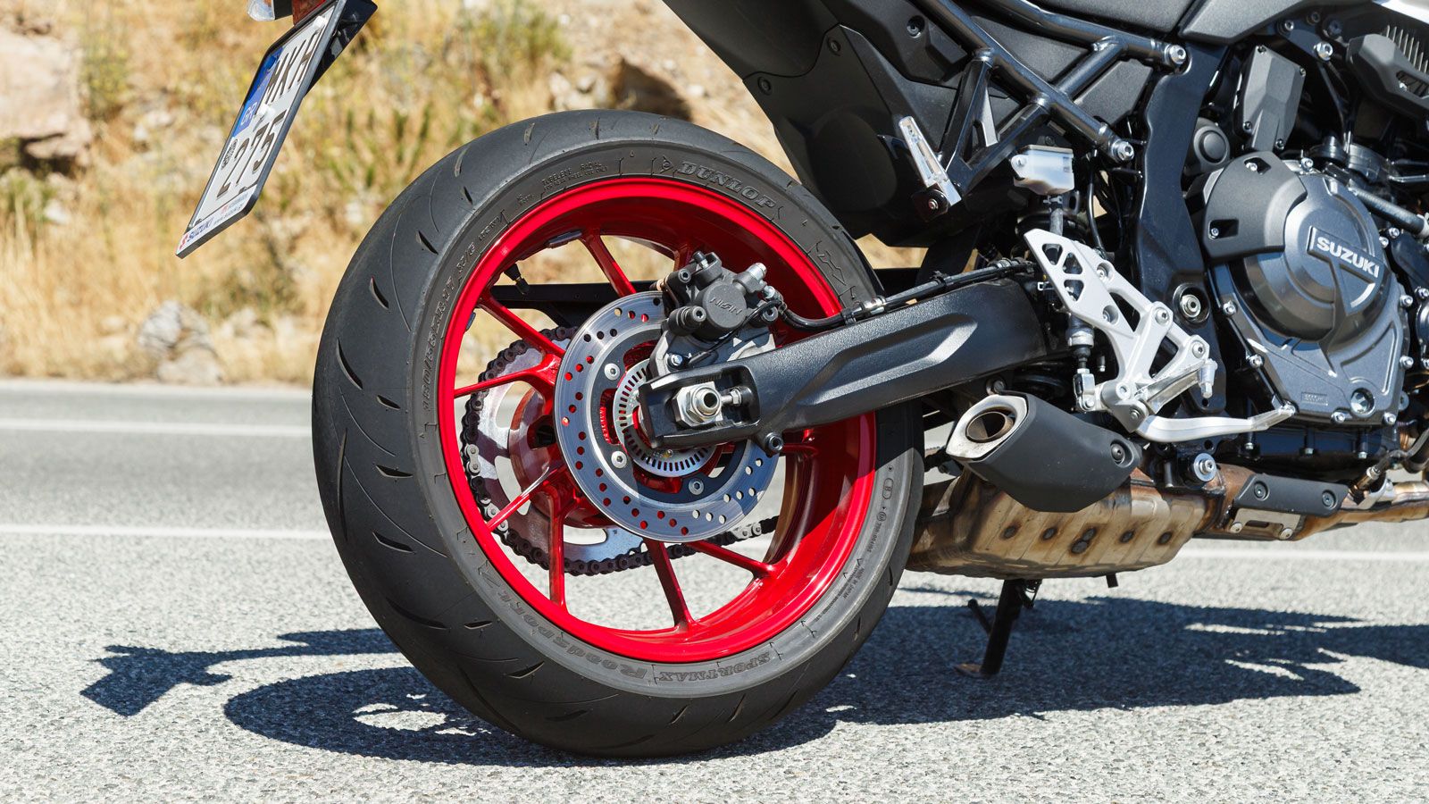  Στο σύστημα πέδησης υπάρχουν 2 δίσκοι 310χλστ εμπρός με τετραπίστονες ακτινικές δαγκάνες της Nissin, ένας δίσκος 240χλστ πίσω με δαγκάνα μονού εμβόλο