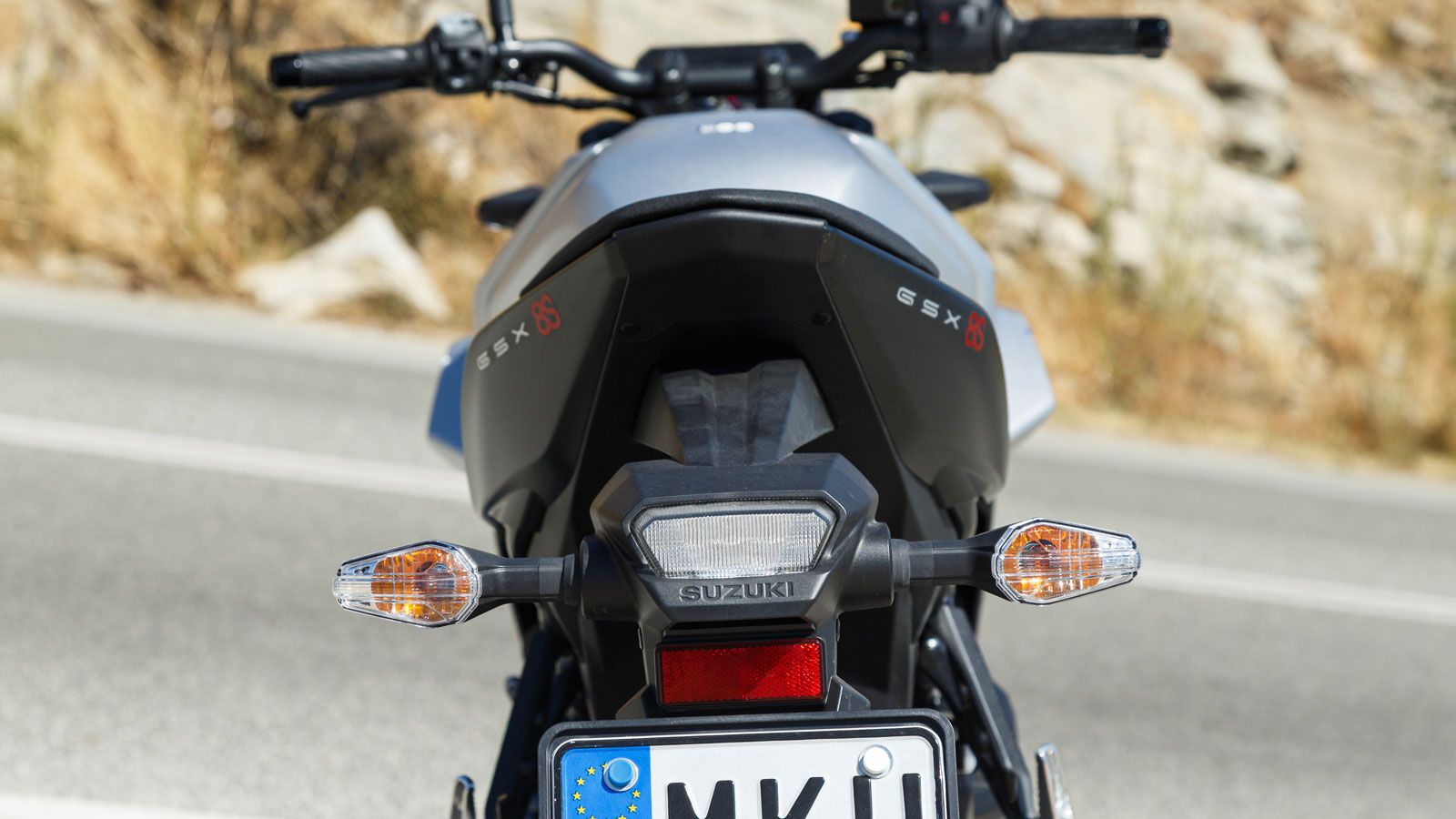 H ουρά «τελειώνει» ακριβώς στο ίδιο σημείο με την σέλα του συνεπιβάτη, είναι μυτερή και δεν έχει προβολέα καθώς αυτός βρίσκεται στην βάση της πινακίδα