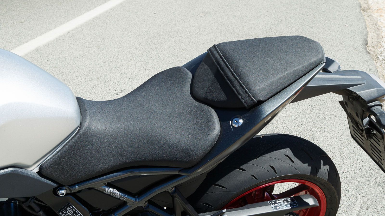 Η απόστασή της από το έδαφος στα 810χλστ και το λεπτό εμπρός τμήμα της, καθιστά την μοτοσυκλέτα ευπρόσιτη για τα περισσότερα αναστήματα, ενώ σε δεύτερ