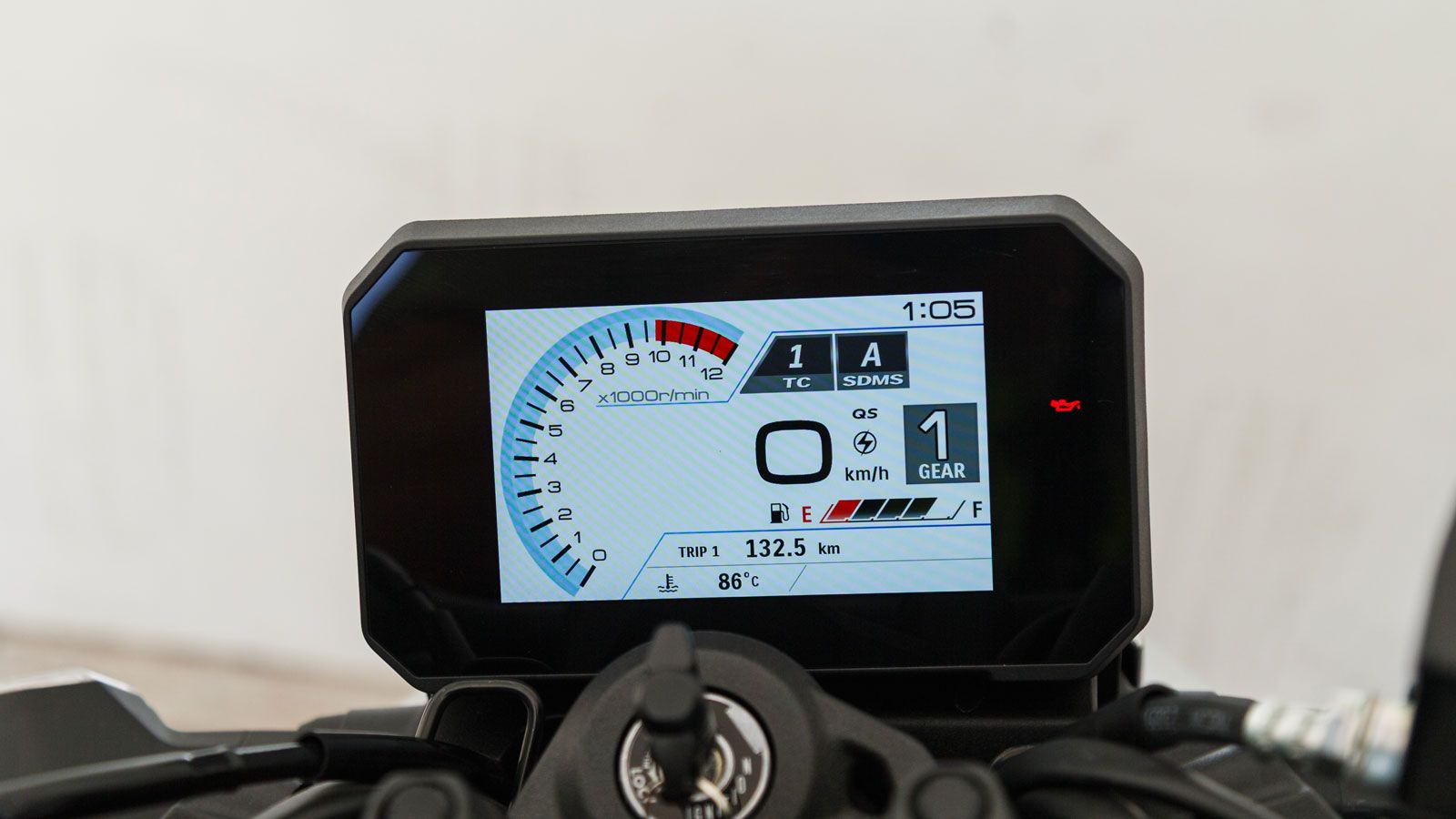 Στον πίνακα οργάνων συναντάμε την ίδια TFT οθόνη 5 ιντσών του απερχόμενου μοντέλου, η οποία είναι μεν ευανάγνωστη, δεν έχει δε μενού και δυνατότητα συ