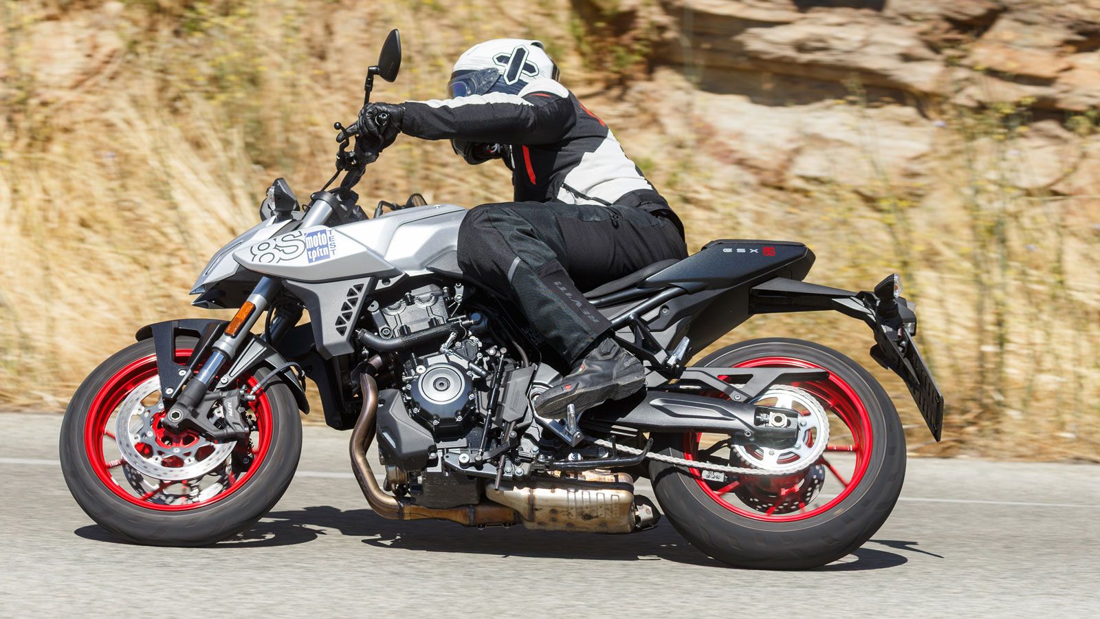 Όταν ο λόγος έρχεται στα μεσαία γυμνά, το Suzuki GSX-8S είναι ένα δυνατό outsider που δικαίως κερδίζει σιγά-σιγά έδαφος, ως μία από τις πιο ολοκληρωμέ