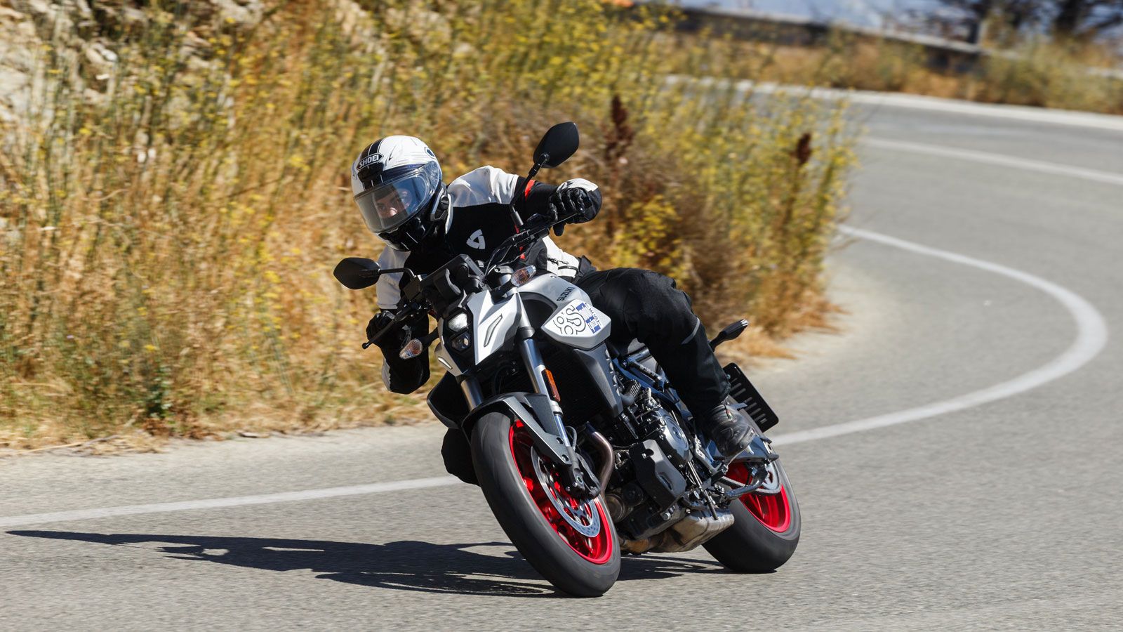 Με τη νέα τάση στην μεσαία κατηγορία να έχει φέρει καταιγισμό δικύλινδρων εν σειρά κινητήρων, η Suzuki έχει το δικό της δυνατό «χαρτί», το οποίο δεν ε