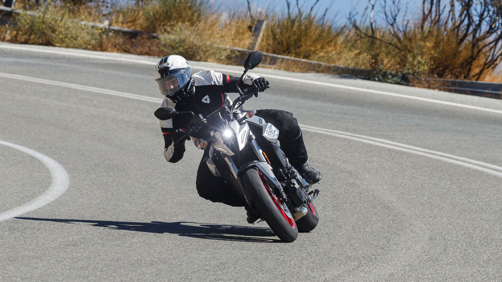 Η θέση οδήγησης, η απόκριση του γκαζιού, το «γλυκό» κιβώτιο και η βελούδινη λειτουργία του κινητήρα, θα σου επιτρέψουν να κινείσαι με άνεση μέσα στην 