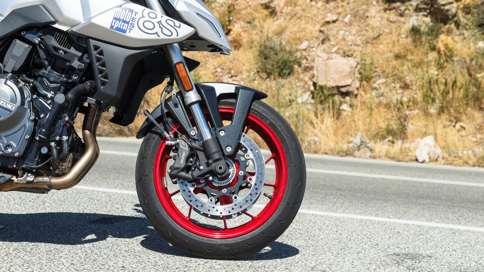 Για τις αναρτήσεις έχει φροντίσει η KYB, με ένα ανεστραμμένο πιρούνι 41χλστ εμπρός με διαδρομή 130χλστ και ένα monoshock αμορτισέρ με ρυθμιζόμενη προφ