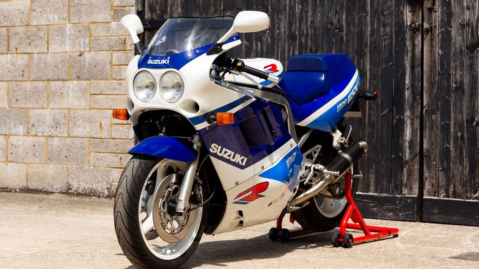 ο 1985 παρουσίασε την GSX-R 750, που έθεσε νέα πρότυπα, και έναν χρόνο αργότερα ήρθε η GSX-R 1100 — ένα όνομα που θα γραφόταν με χρυσά γράμματα 