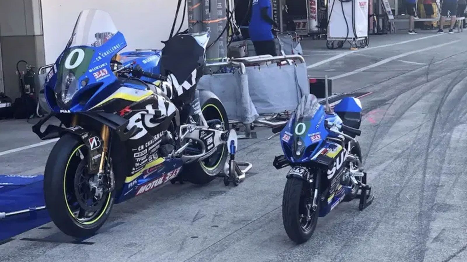 Η Suzuki κατάφερε να κλέψει τα φώτα της δημοσιότητας στο φετινό Suzuka 8 Hours, παρουσιάζοντας ένα ηλεκτρικό GSX-R σε μίνι μορφή, εμπνευσμένο από την 