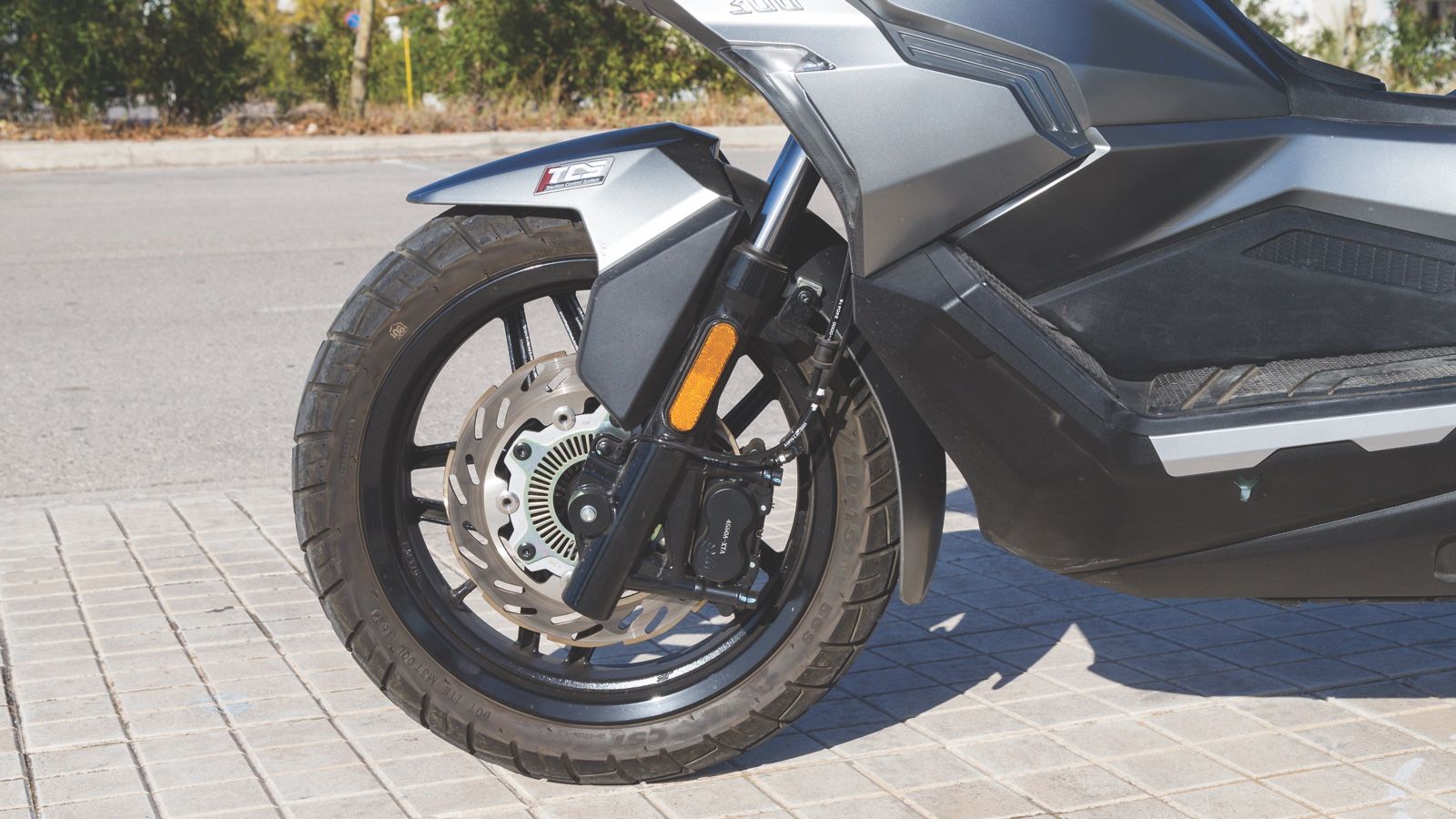 Η ατσάλινη σωληνωτή κατασκευή προσφέρει στιβαρότητα, με ειδικές ενισχύσεις και ζώνες απορρόφησης κραδασμών σε καίρια σημεία. Στην ανάρτηση συναντάμε τ