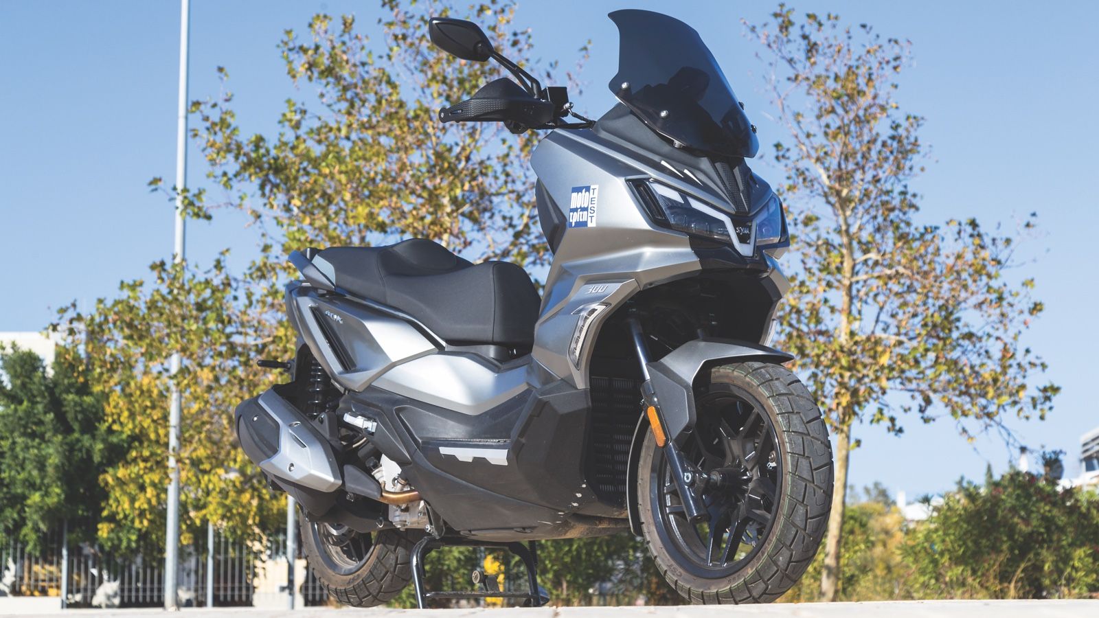 Tα φρένα είναι πλήρως εναρμονισμένα με τον adventure χαρακτήρα του: δίσκος 260 mm εμπρός με τετραπίστονη ακτινική δαγκάνα και δίσκος 240 mm πίσω με δι