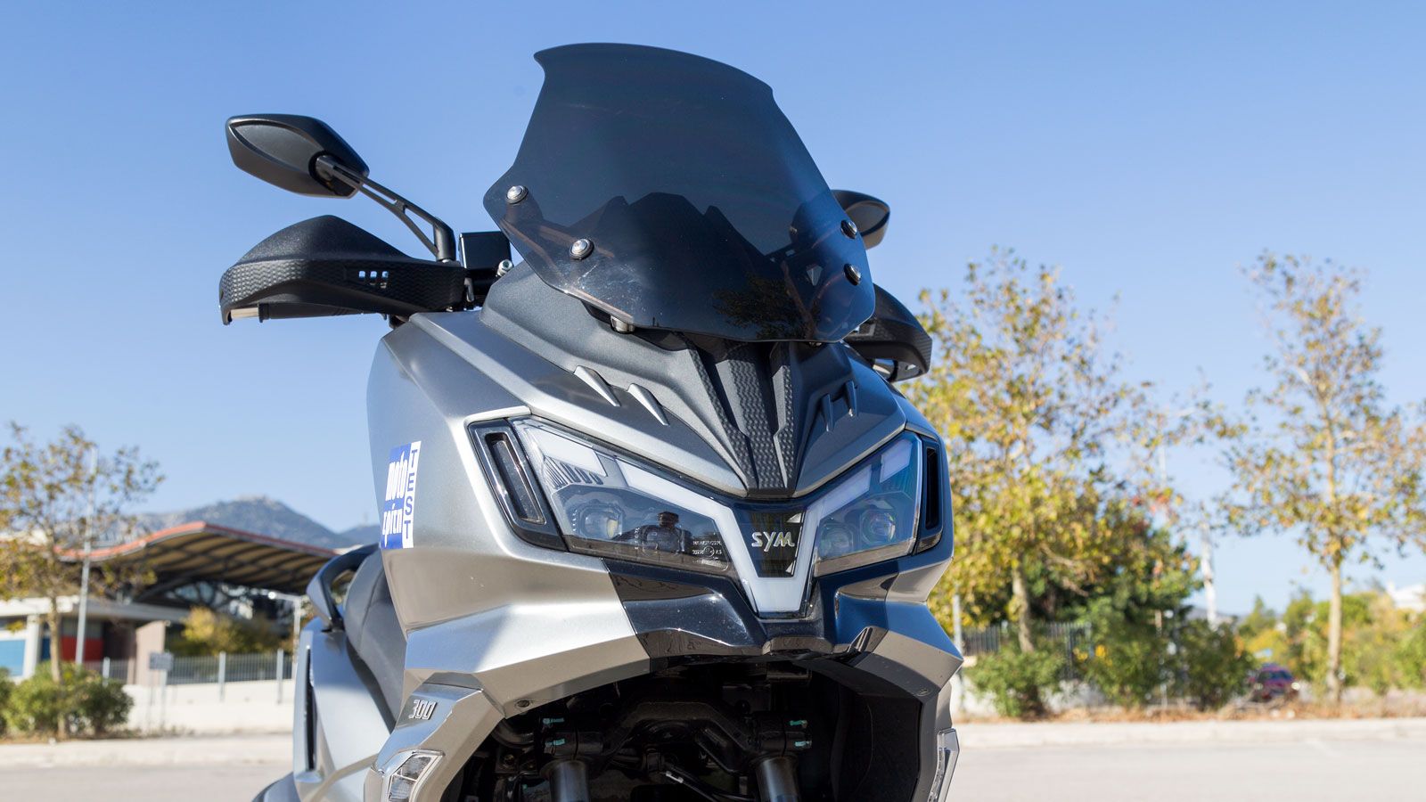 Η SYM έβαλε πρώτα λίγο τα πόδια στο νερό με το ADX 125, όμως τώρα βούτηξε ολόκληρη μετα ADX 300 και ADX 400 TG δείχνοντας αυτό που έχει αποδείξει ηετα