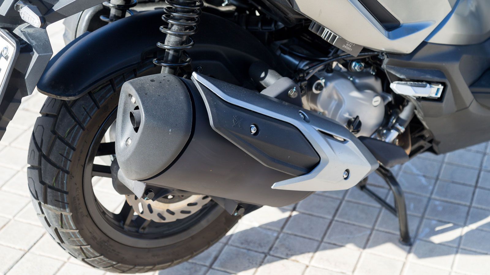 Πίσω έναν δίσκο 240mm με διπίστονη δαγκάνα, με δικάναλο ABS από την Bosch.