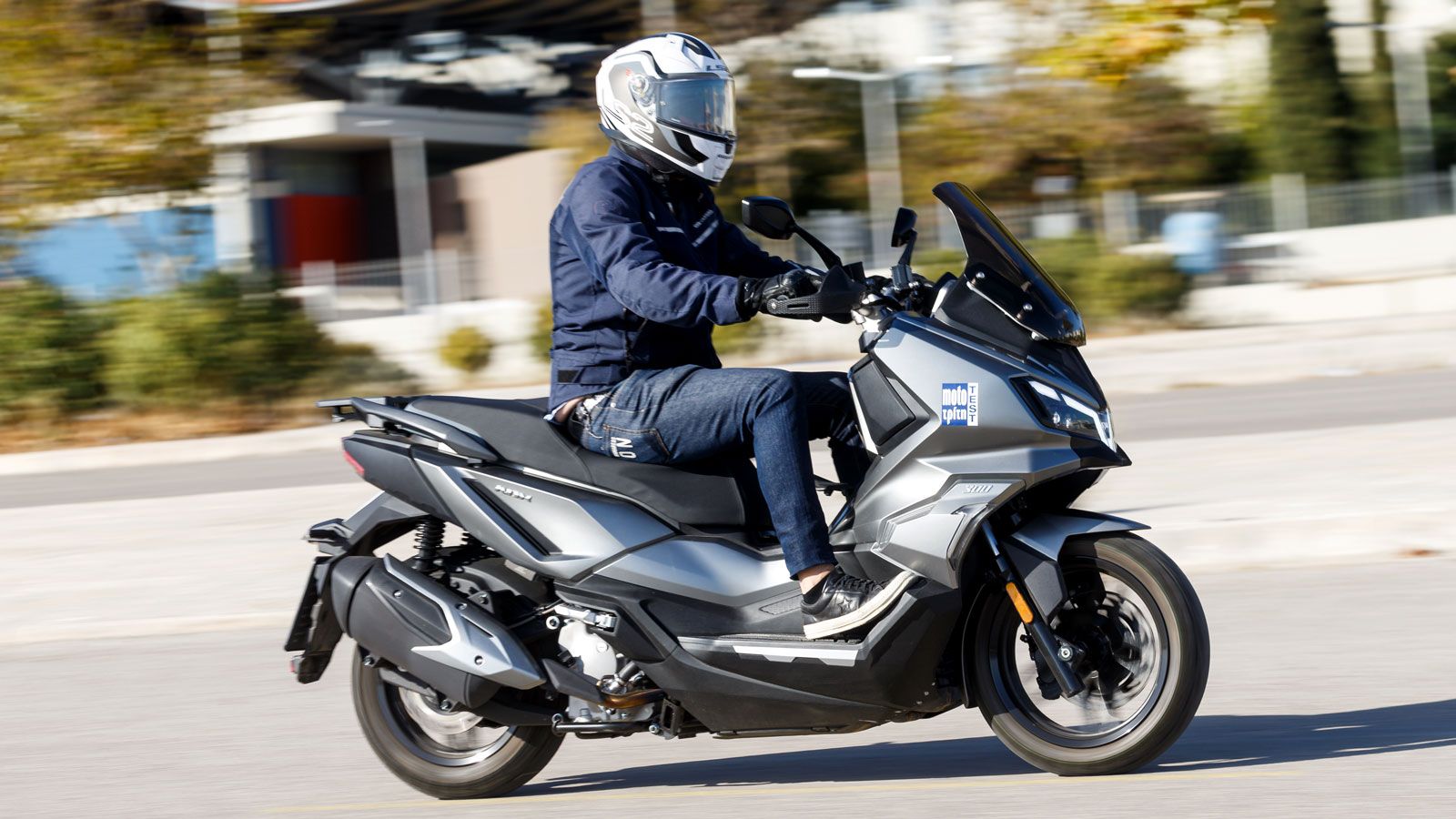 Ιδού λοιπόν, το ADX 300, το οποίο παρουσιάστηκε επίσημα πριν από λίγο καιρό στην Πανευρωπαϊκή παρουσίαση που έγινε στην Ελλάδα και την διοργάνωσε η Γκ